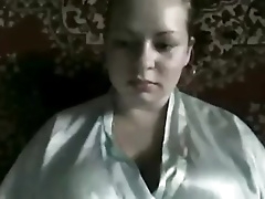 Русская девица на любительскую камеру показывает грудь