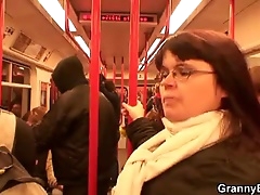 Парень в метро соблазнил  чью-то зрелую сучку с огромными сиськами